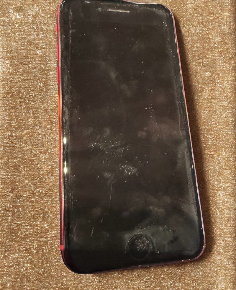 コーティング施工前のスマホ画面。表面にくすみや細かい汚れが見られる。