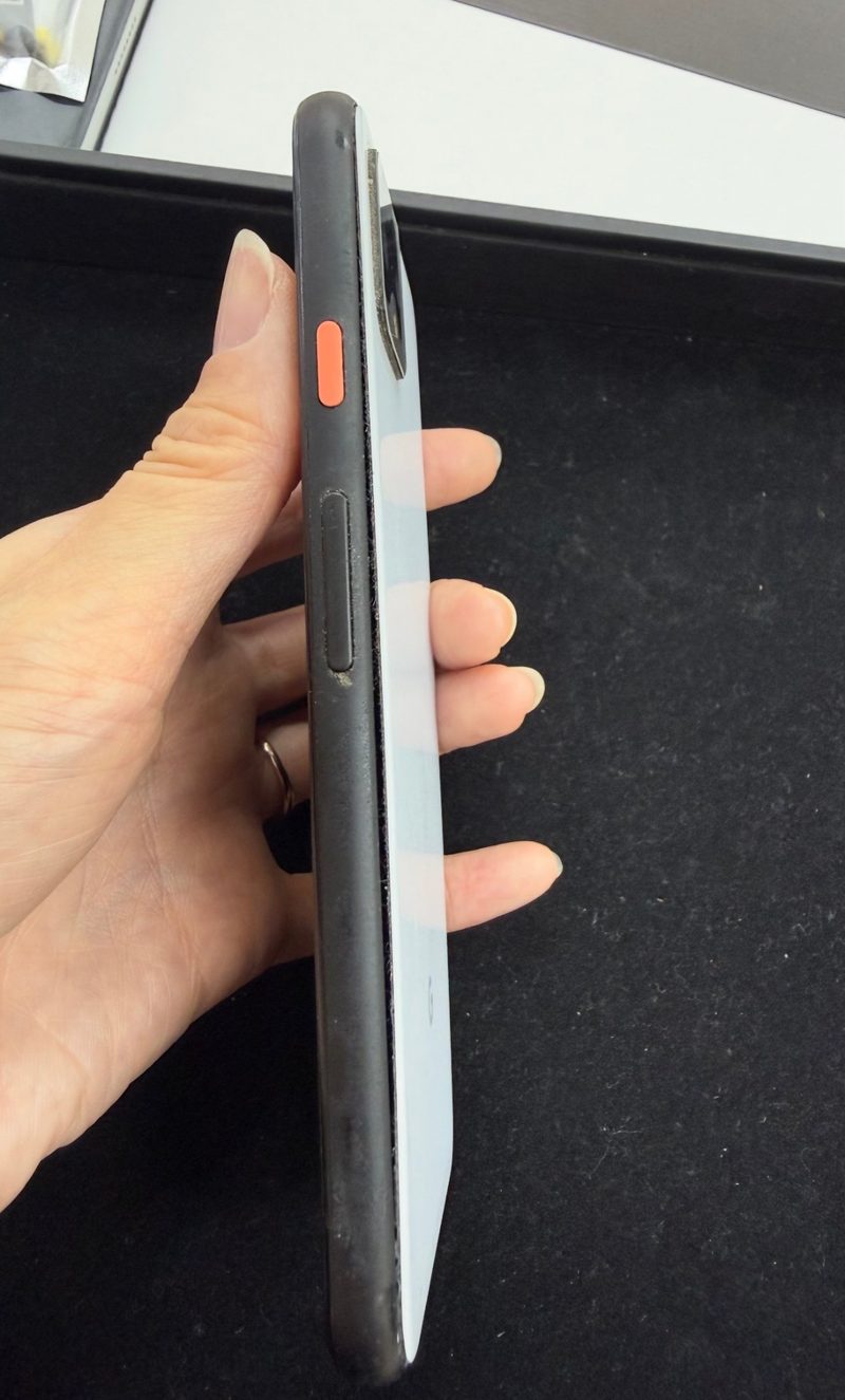 バッテリーが膨張したiPhoneを横から見た写真。画面と本体の間にすき間ができ、画面が浮き上がっている。