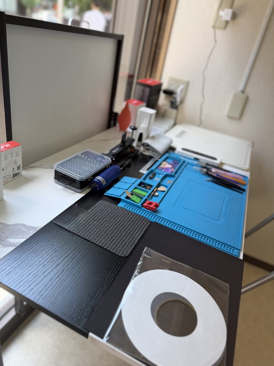修理用の工具や機材が並ぶ店内の作業スペース